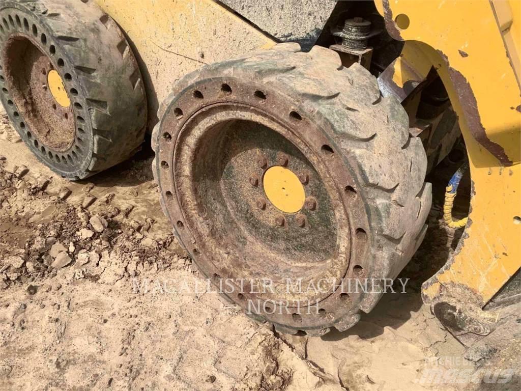 CAT 236D CQ Lietoti riteņu kompaktiekrāvēji