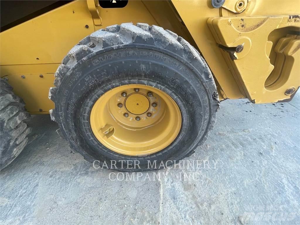 CAT 236D3 Lietoti riteņu kompaktiekrāvēji