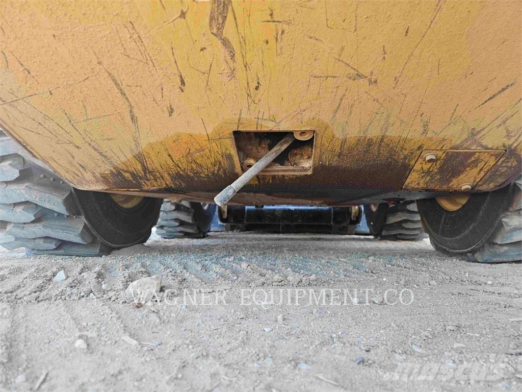 CAT 236D3 Lietoti riteņu kompaktiekrāvēji