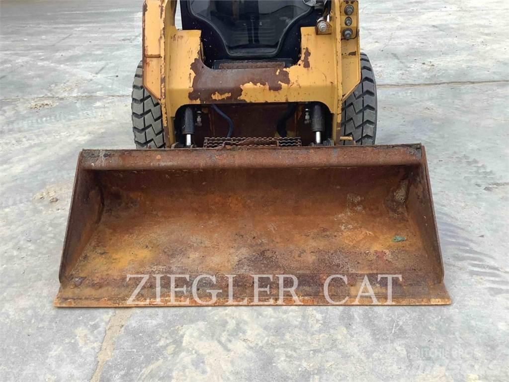 CAT 242D Lietoti riteņu kompaktiekrāvēji