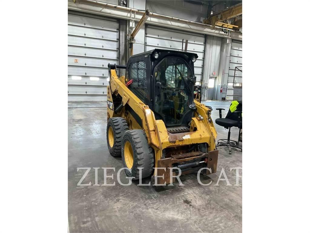 CAT 242D Lietoti riteņu kompaktiekrāvēji