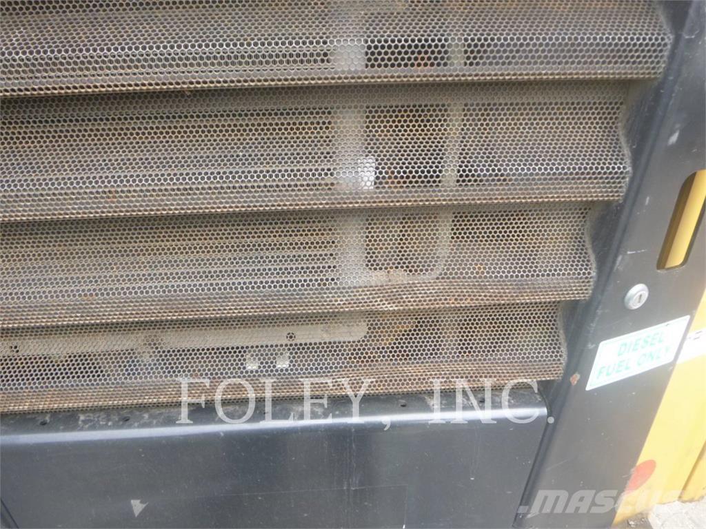 CAT 242D Lietoti riteņu kompaktiekrāvēji