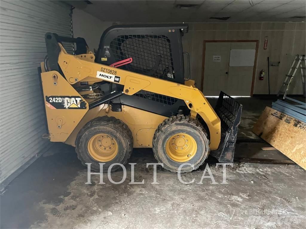 CAT 242D Lietoti riteņu kompaktiekrāvēji