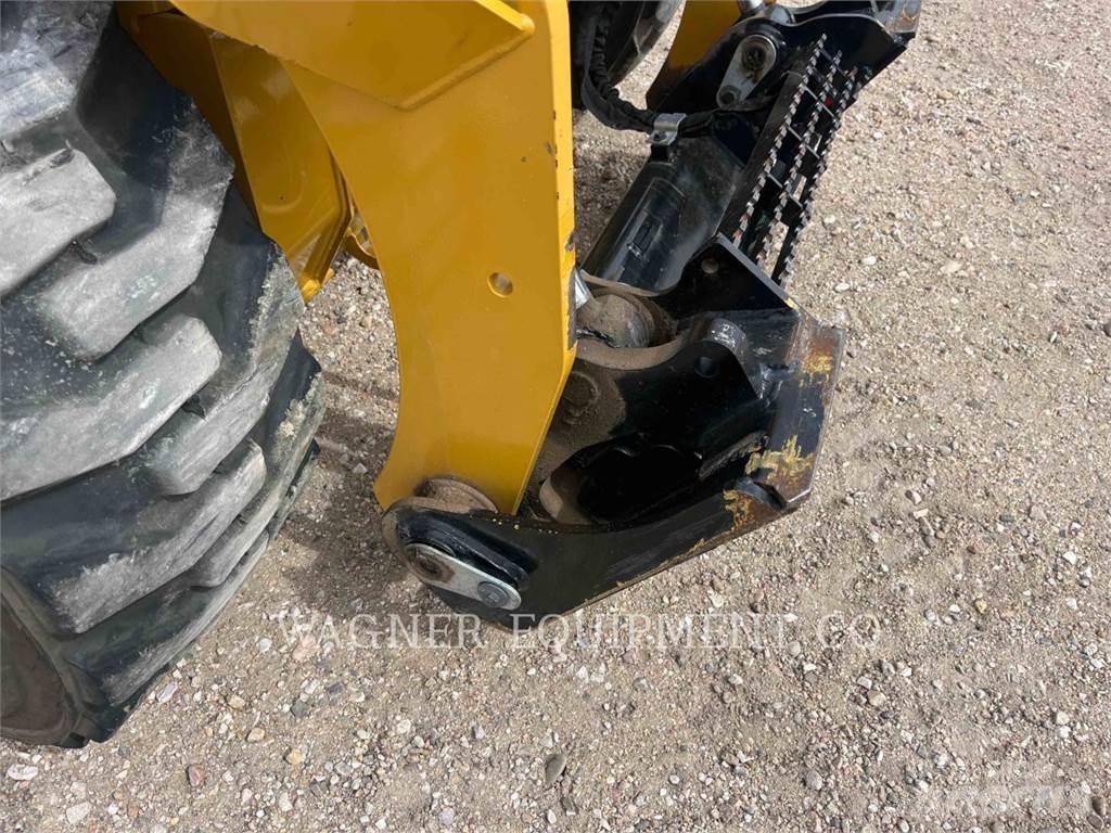 CAT 242D3 Lietoti riteņu kompaktiekrāvēji
