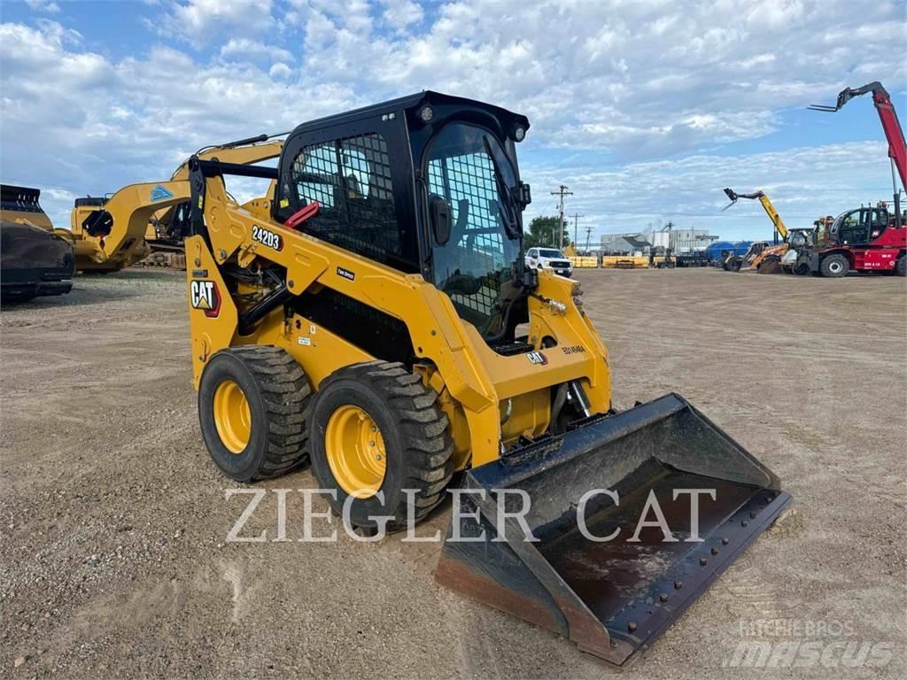 CAT 242D3 Lietoti riteņu kompaktiekrāvēji