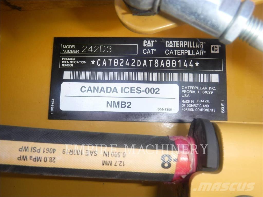 CAT 242D3 Lietoti riteņu kompaktiekrāvēji