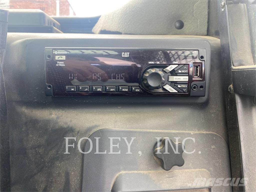 CAT 242D3 Lietoti riteņu kompaktiekrāvēji