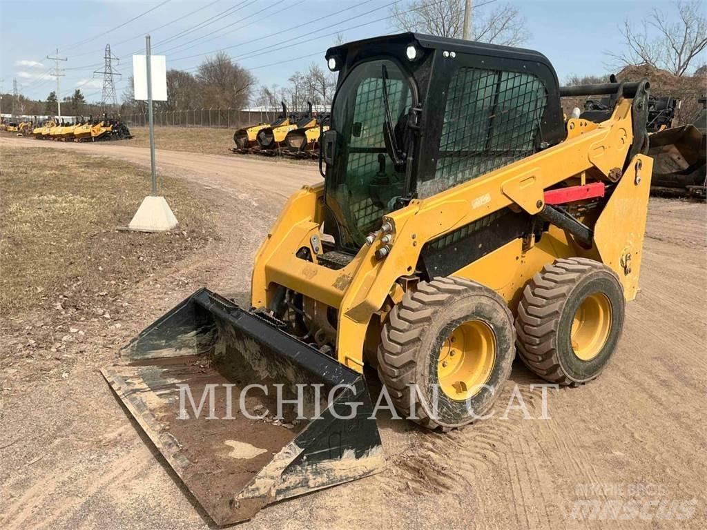 CAT 242D3 A2Q Lietoti riteņu kompaktiekrāvēji