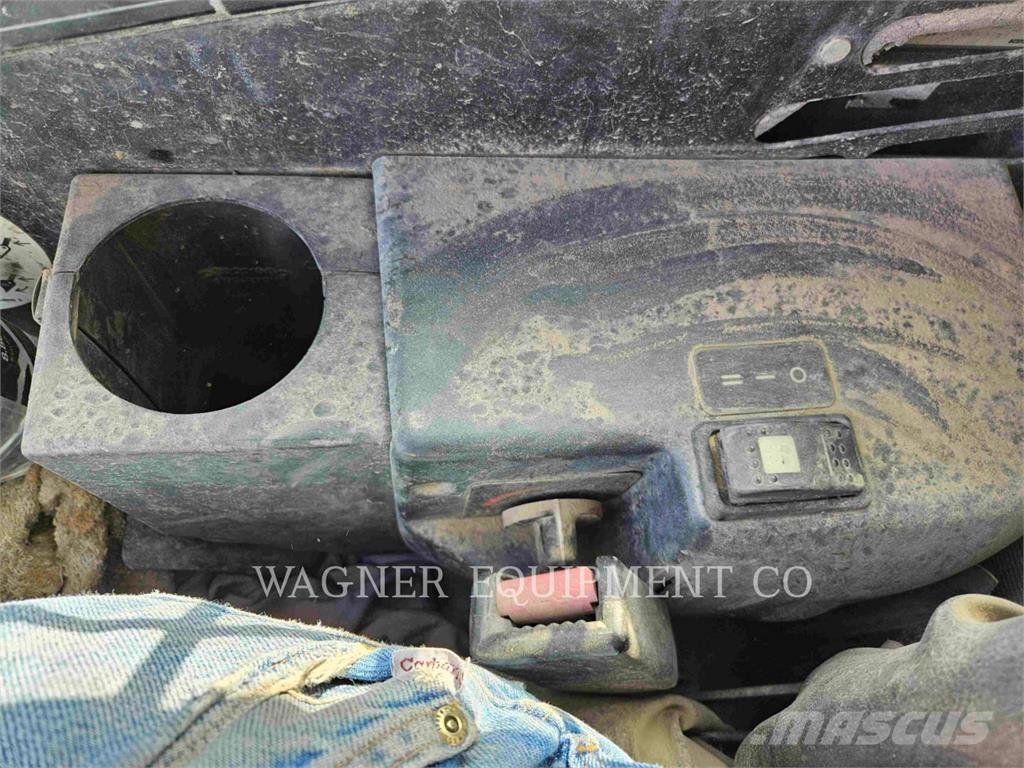 CAT 252 Lietoti riteņu kompaktiekrāvēji