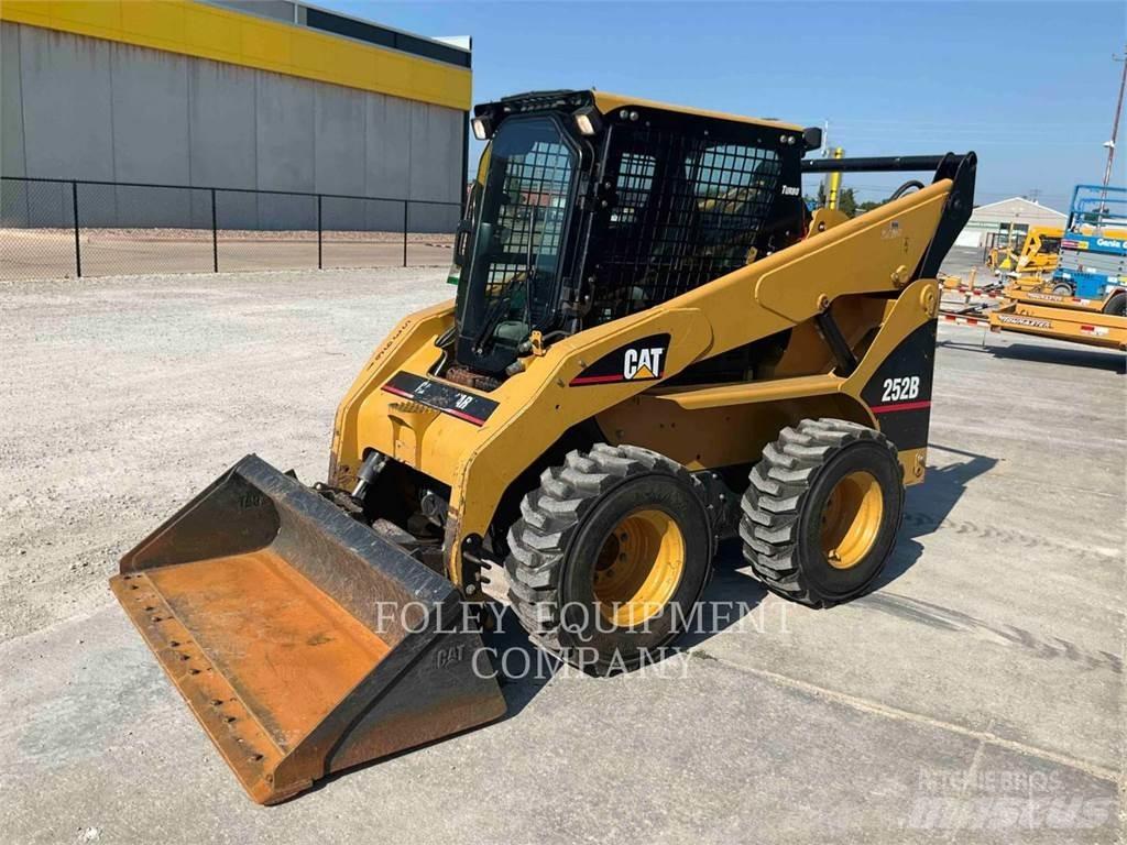CAT 252B Lietoti riteņu kompaktiekrāvēji