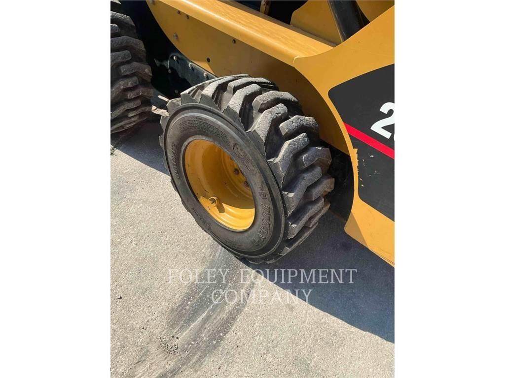 CAT 252B Lietoti riteņu kompaktiekrāvēji