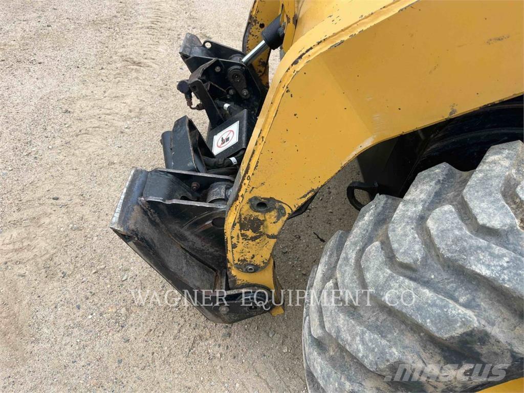 CAT 252B Lietoti riteņu kompaktiekrāvēji