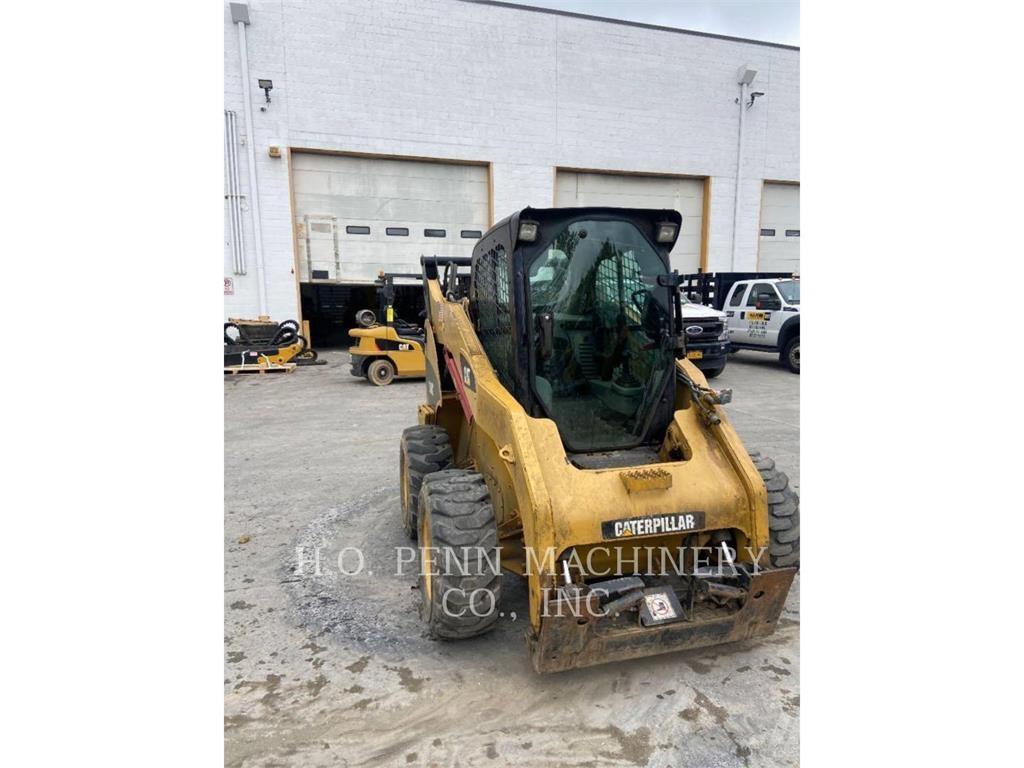 CAT 262 C Lietoti riteņu kompaktiekrāvēji
