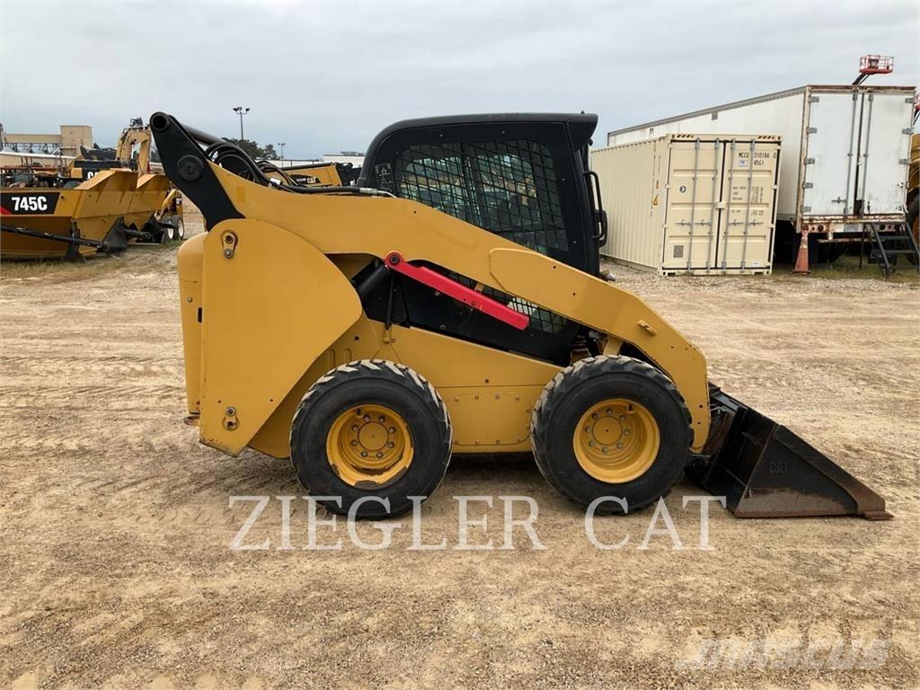 CAT 262C Lietoti riteņu kompaktiekrāvēji