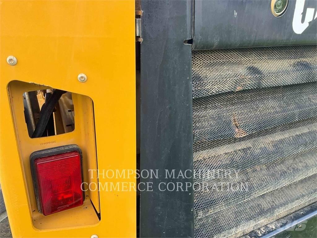 CAT 262D Lietoti riteņu kompaktiekrāvēji