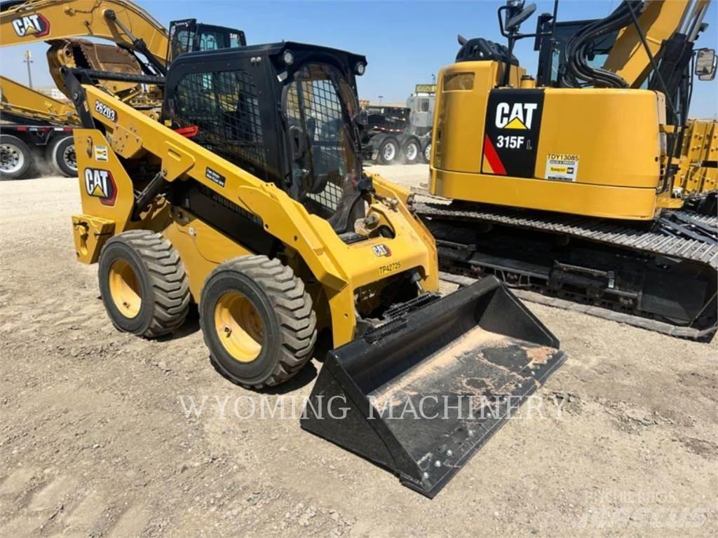 CAT 262D3 Lietoti riteņu kompaktiekrāvēji