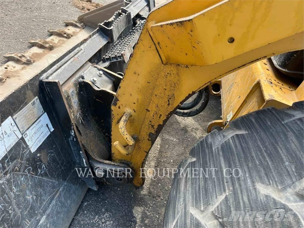 CAT 262D3 Lietoti riteņu kompaktiekrāvēji