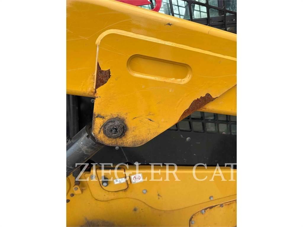CAT 262D3 Lietoti riteņu kompaktiekrāvēji