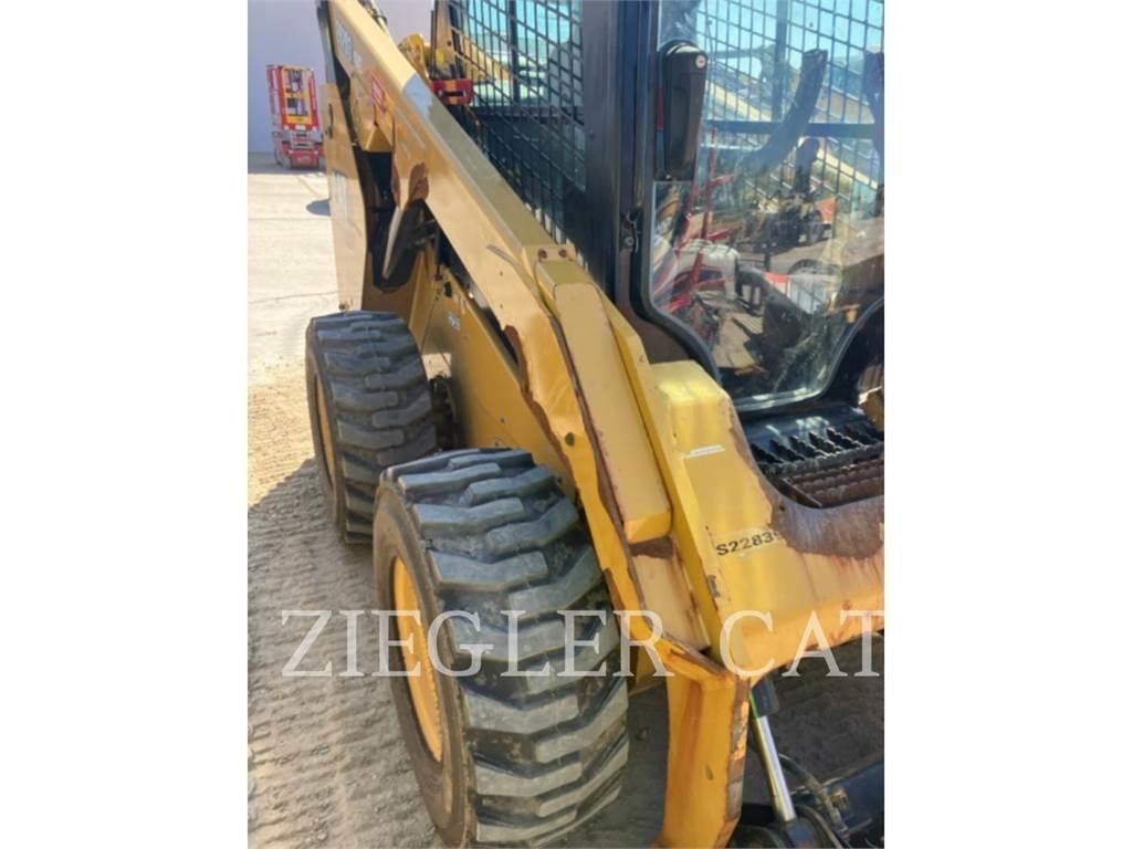 CAT 262D3 Lietoti riteņu kompaktiekrāvēji