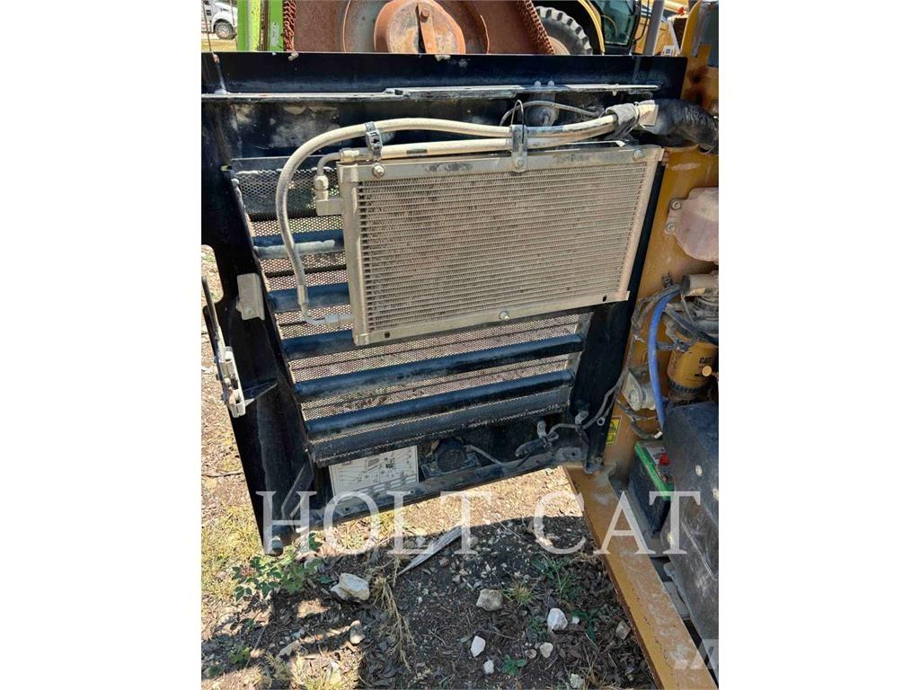 CAT 262D3 Lietoti riteņu kompaktiekrāvēji