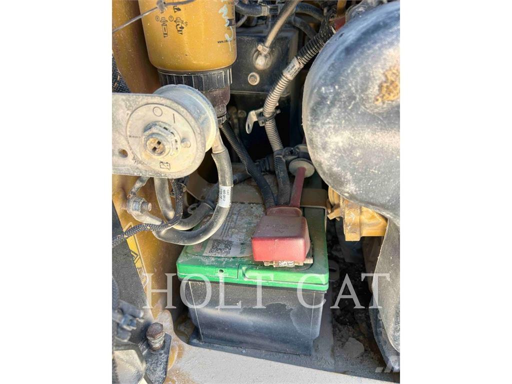 CAT 262D3 Lietoti riteņu kompaktiekrāvēji