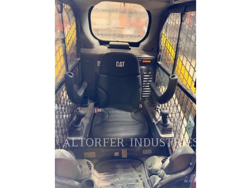 CAT 262D3 Lietoti riteņu kompaktiekrāvēji