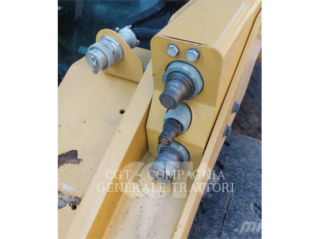 CAT 262D3 Lietoti riteņu kompaktiekrāvēji