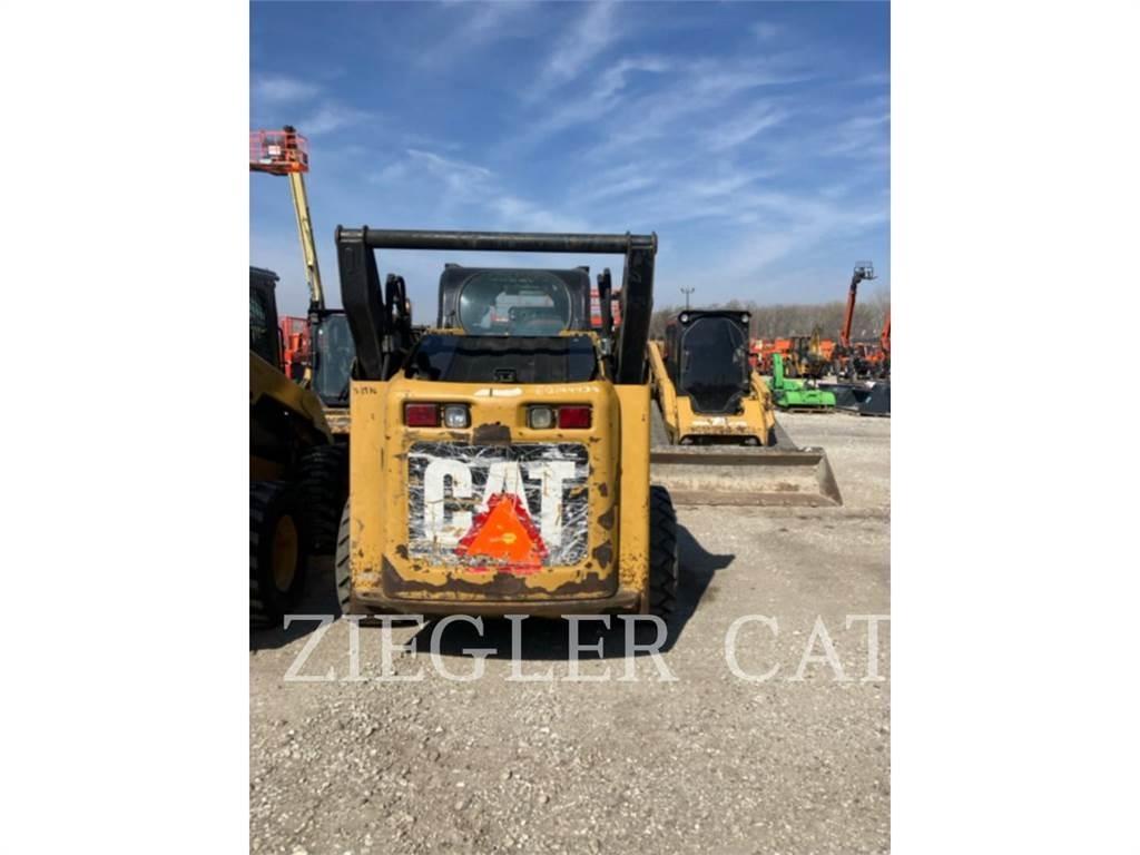 CAT 272C Lietoti riteņu kompaktiekrāvēji