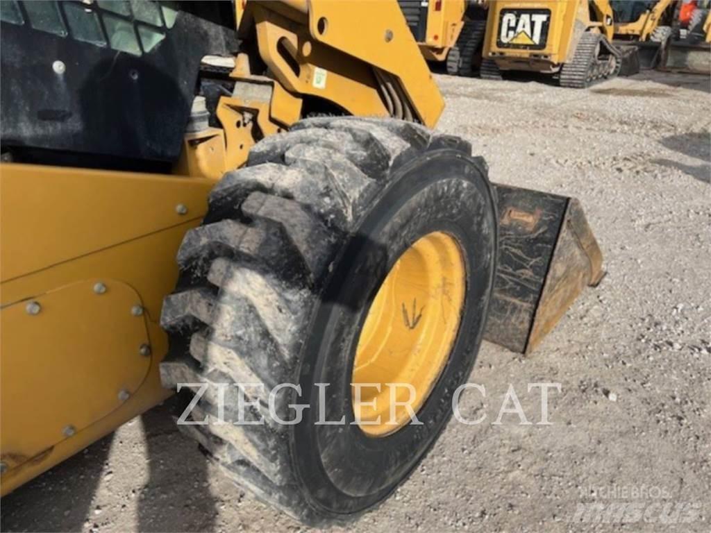 CAT 272D2 Lietoti riteņu kompaktiekrāvēji