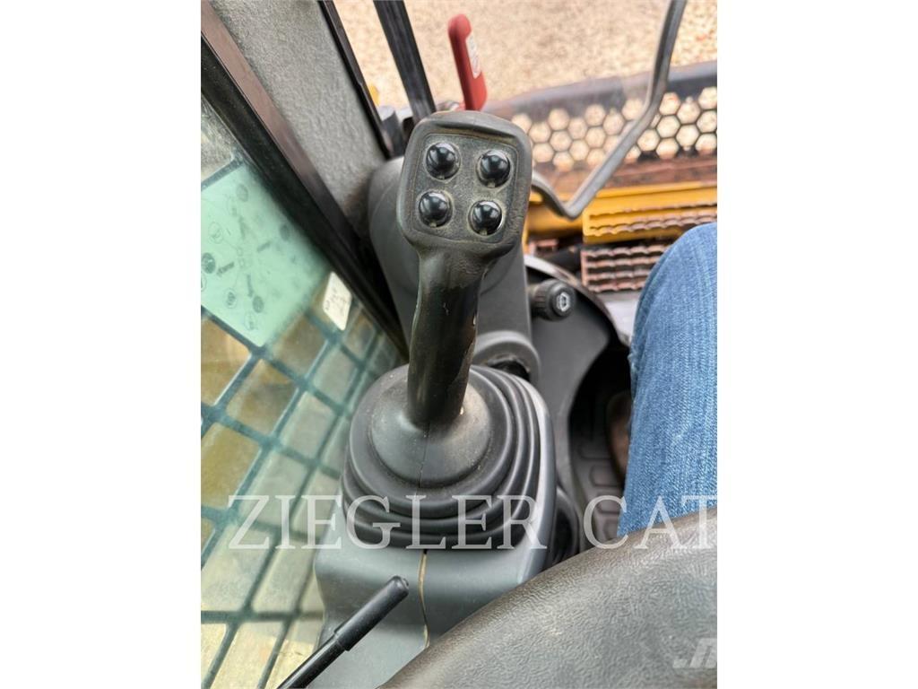 CAT 272D2 Lietoti riteņu kompaktiekrāvēji