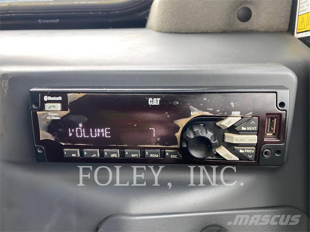 CAT 272D2 Lietoti riteņu kompaktiekrāvēji