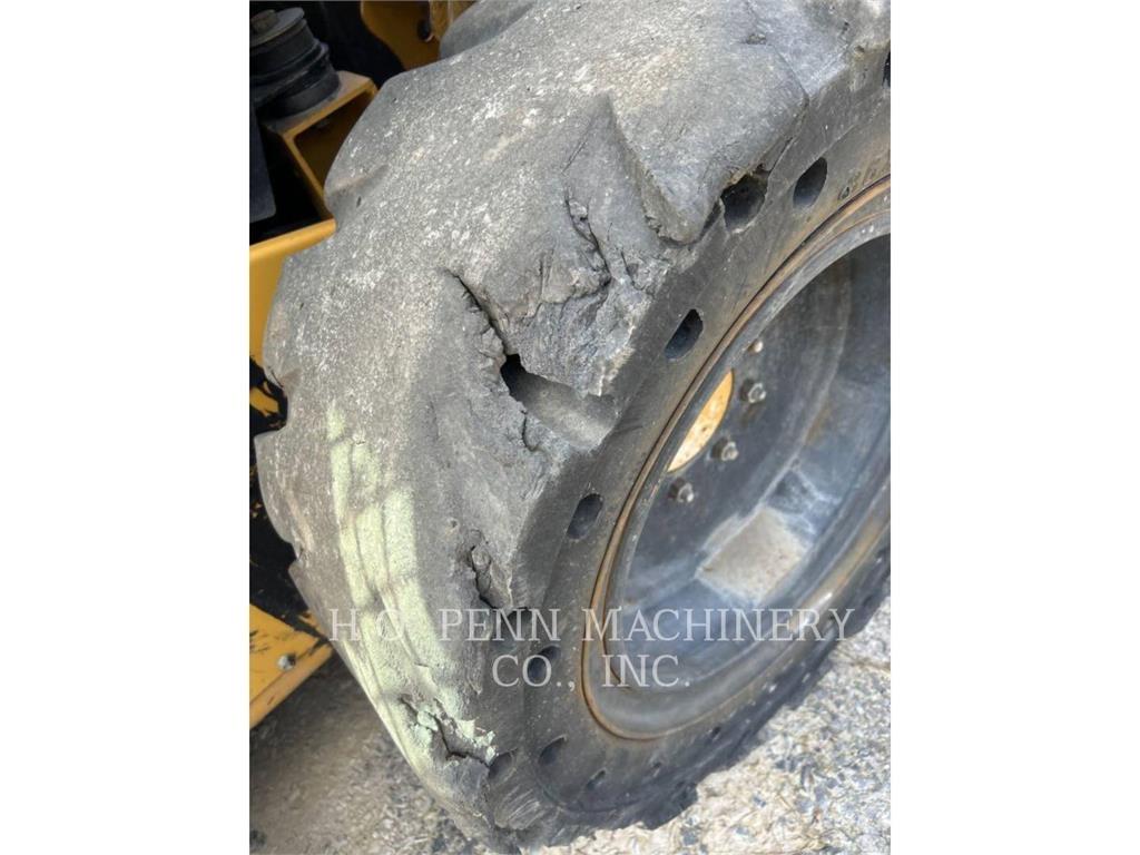 CAT 272D2XHP Lietoti riteņu kompaktiekrāvēji