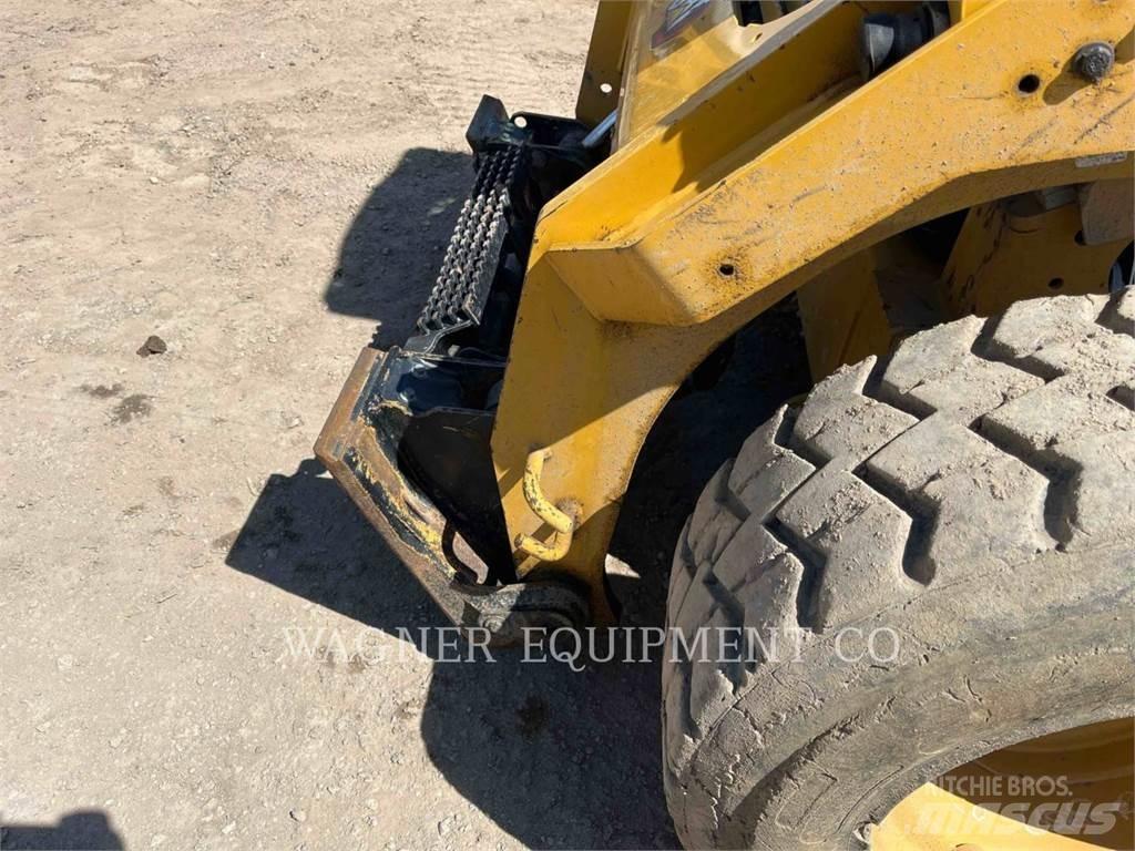 CAT 272D3 Lietoti riteņu kompaktiekrāvēji