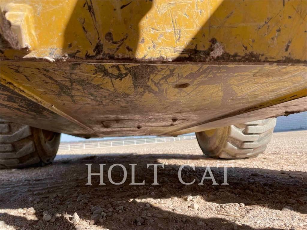 CAT 272D3 Lietoti riteņu kompaktiekrāvēji