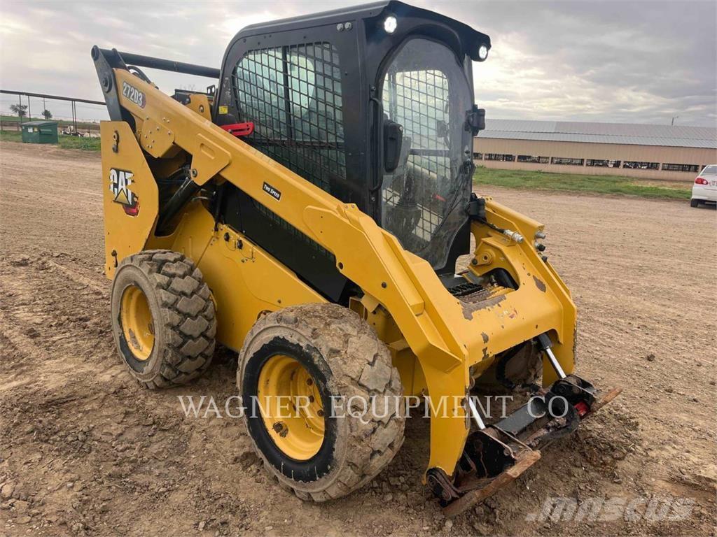 CAT 272D3 Lietoti riteņu kompaktiekrāvēji