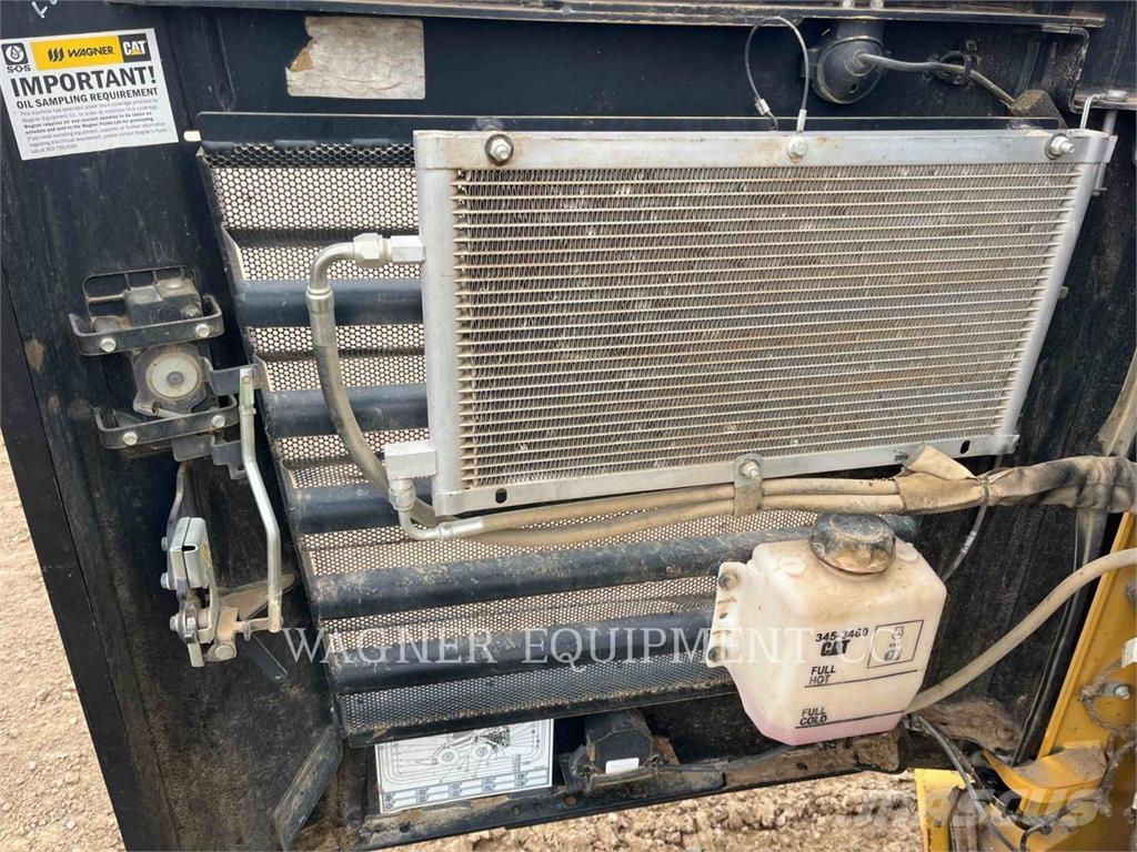 CAT 272D3 Lietoti riteņu kompaktiekrāvēji