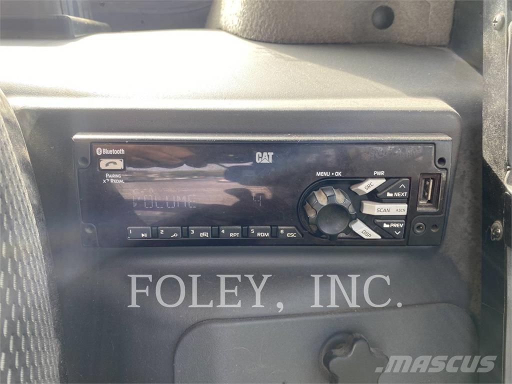 CAT 272D3 Lietoti riteņu kompaktiekrāvēji