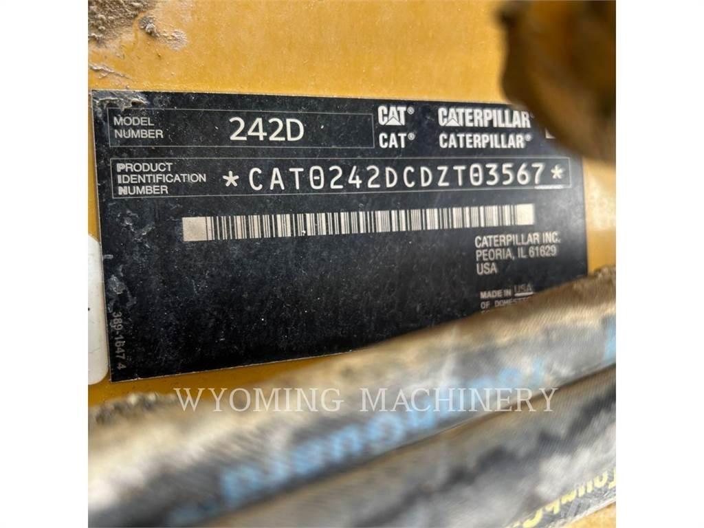 CAT 352D Lietoti riteņu kompaktiekrāvēji