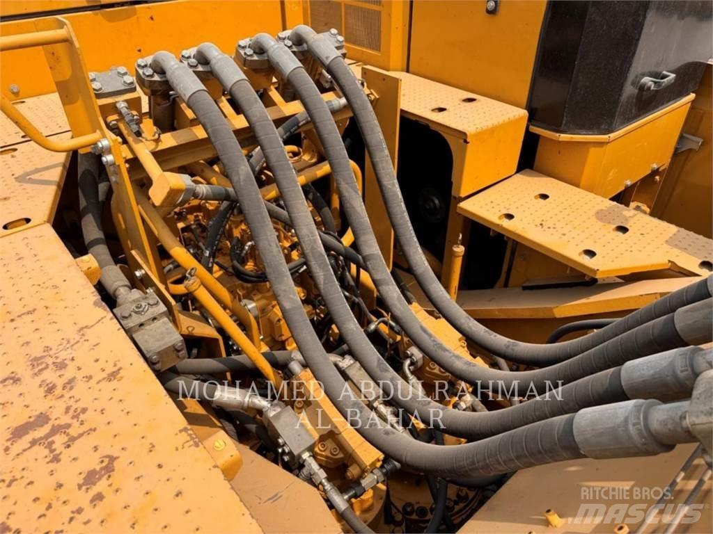 CAT 374 Kāpurķēžu ekskavatori