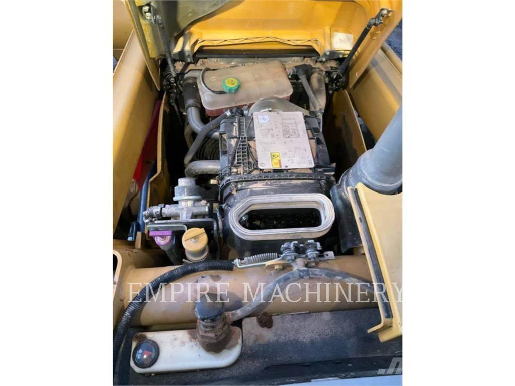 CAT 415F2 IL Iekrāvēji uz riteņiem