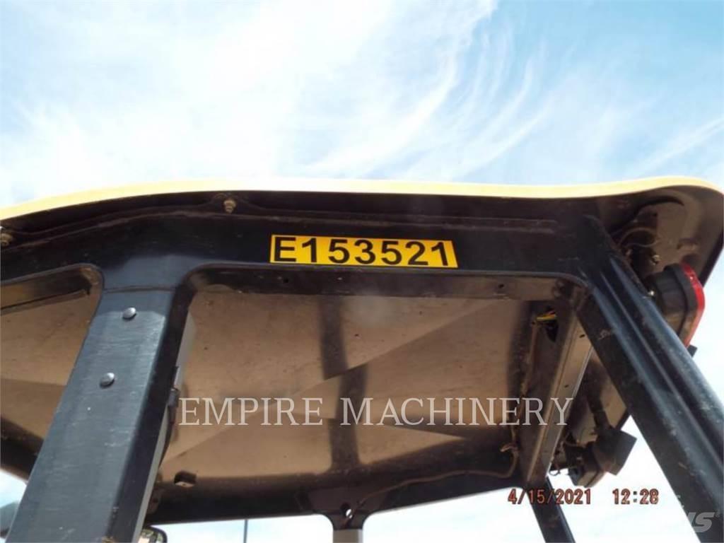 CAT 415F2 IL Iekrāvēji uz riteņiem