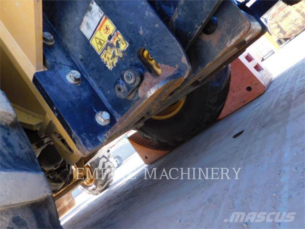 CAT 415F2 IL Iekrāvēji uz riteņiem