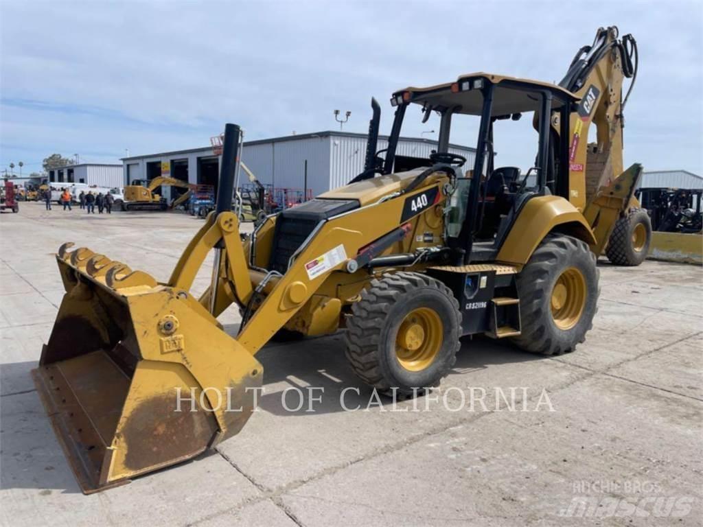 CAT 440 Ekskavatori-iekrāvēji