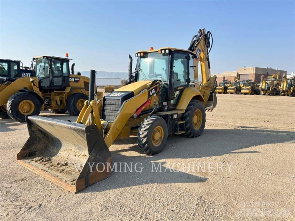 CAT 440 Ekskavatori-iekrāvēji