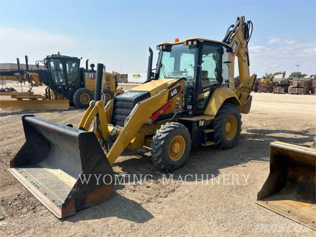 CAT 440 Ekskavatori-iekrāvēji