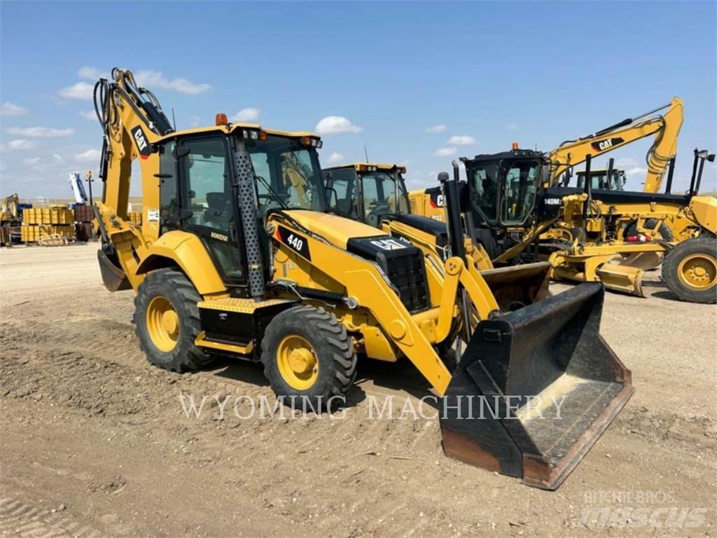 CAT 440 Ekskavatori-iekrāvēji