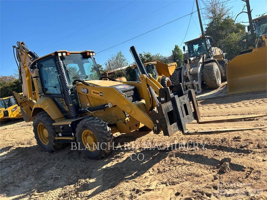 CAT 440 Ekskavatori-iekrāvēji