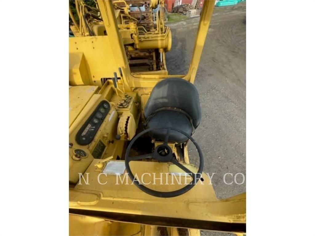 CAT 615 Skrēperi