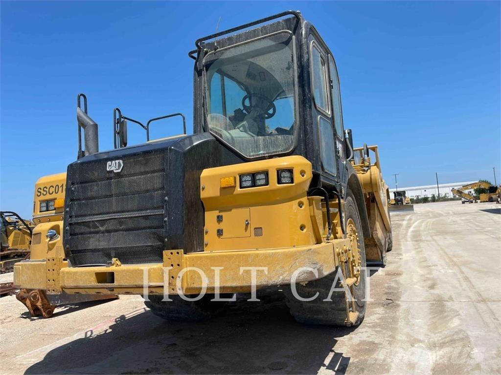 CAT 621 Skrēperi