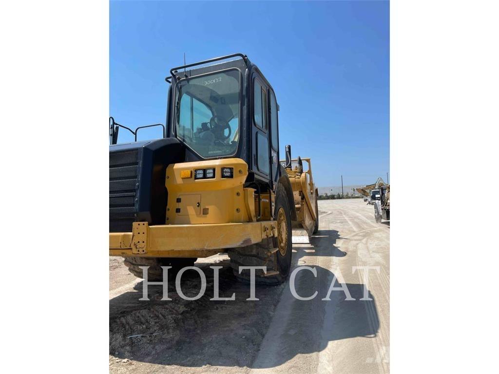 CAT 621 Skrēperi